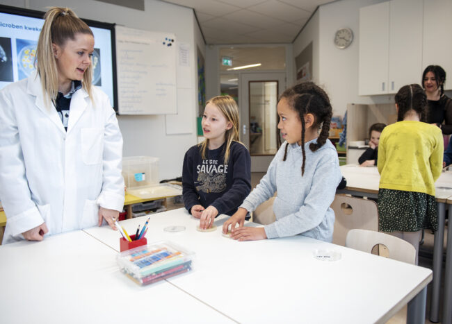 Medewerker van Winclove Probioticd geeft les op basisschool in Amsterdam-Noord