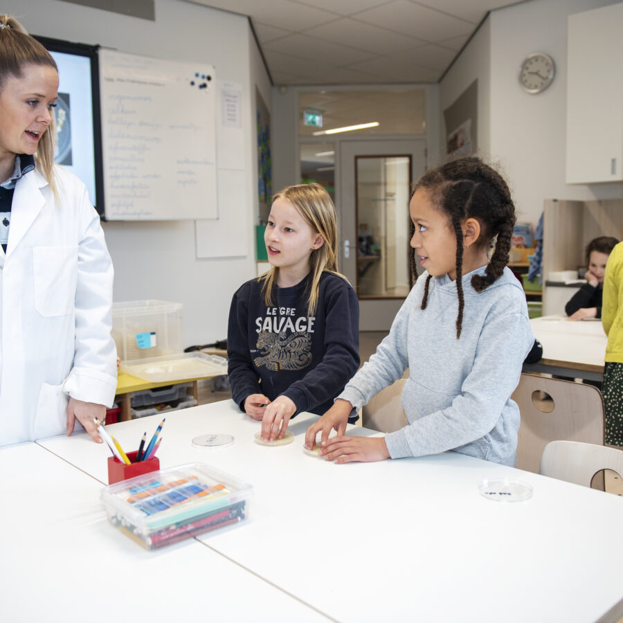 Medewerker van Winclove Probioticd geeft les op basisschool in Amsterdam-Noord