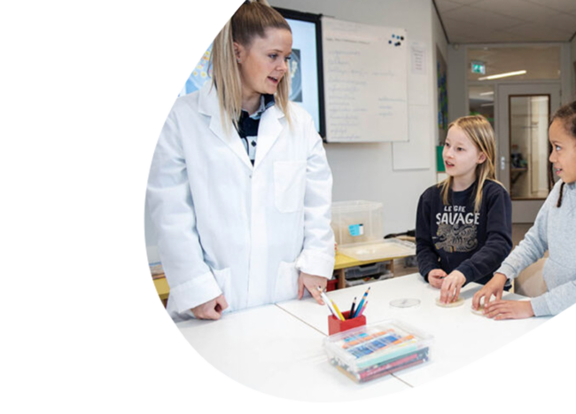 School children visiting ARTIS Micropia