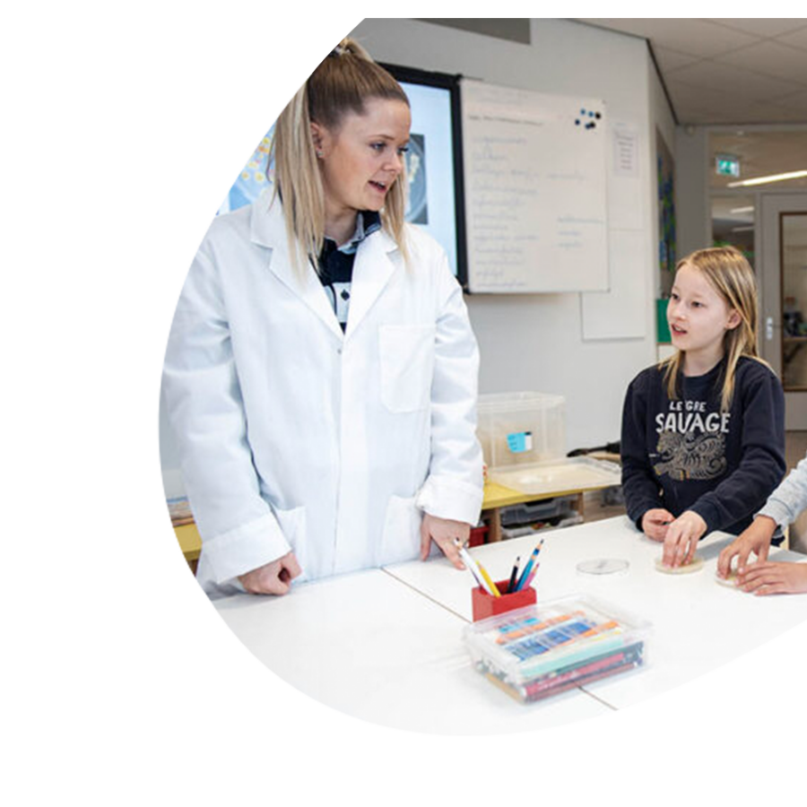 School children visiting ARTIS Micropia