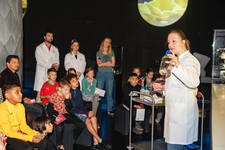 Children attending ARTIS Micropia