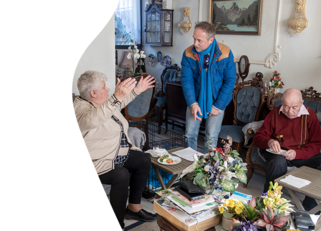 A Winclove Probiotics employee is visiting an elderly couple in North-Amsterdam