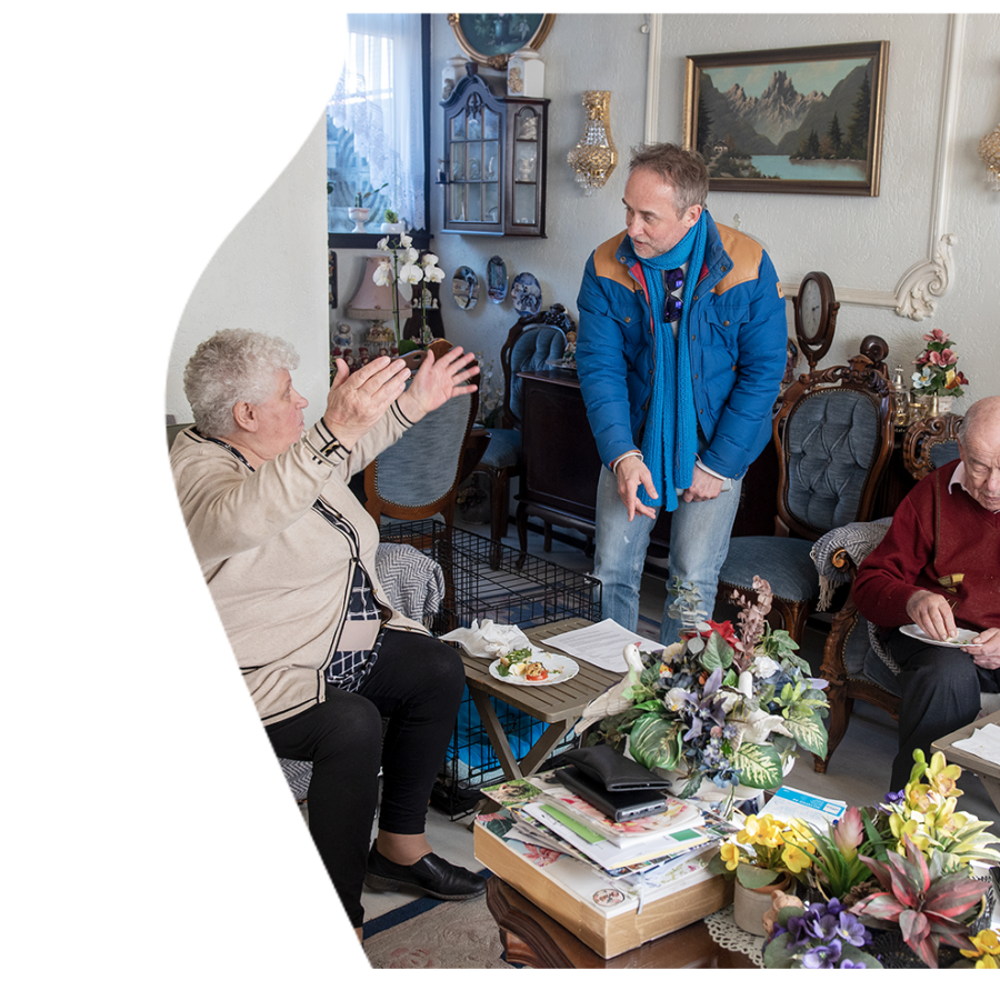 A Winclove Probiotics employee is visiting an elderly couple in North-Amsterdam