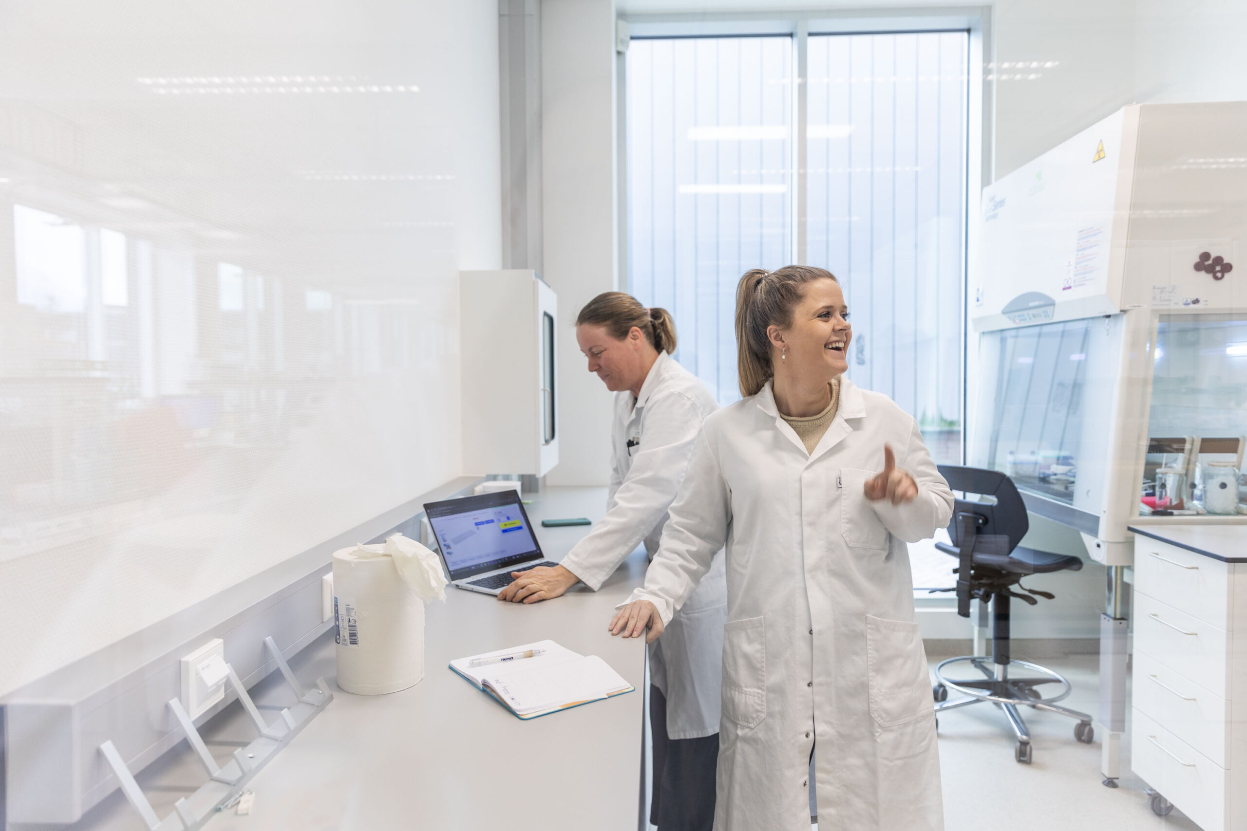 2 employees working in the lab.